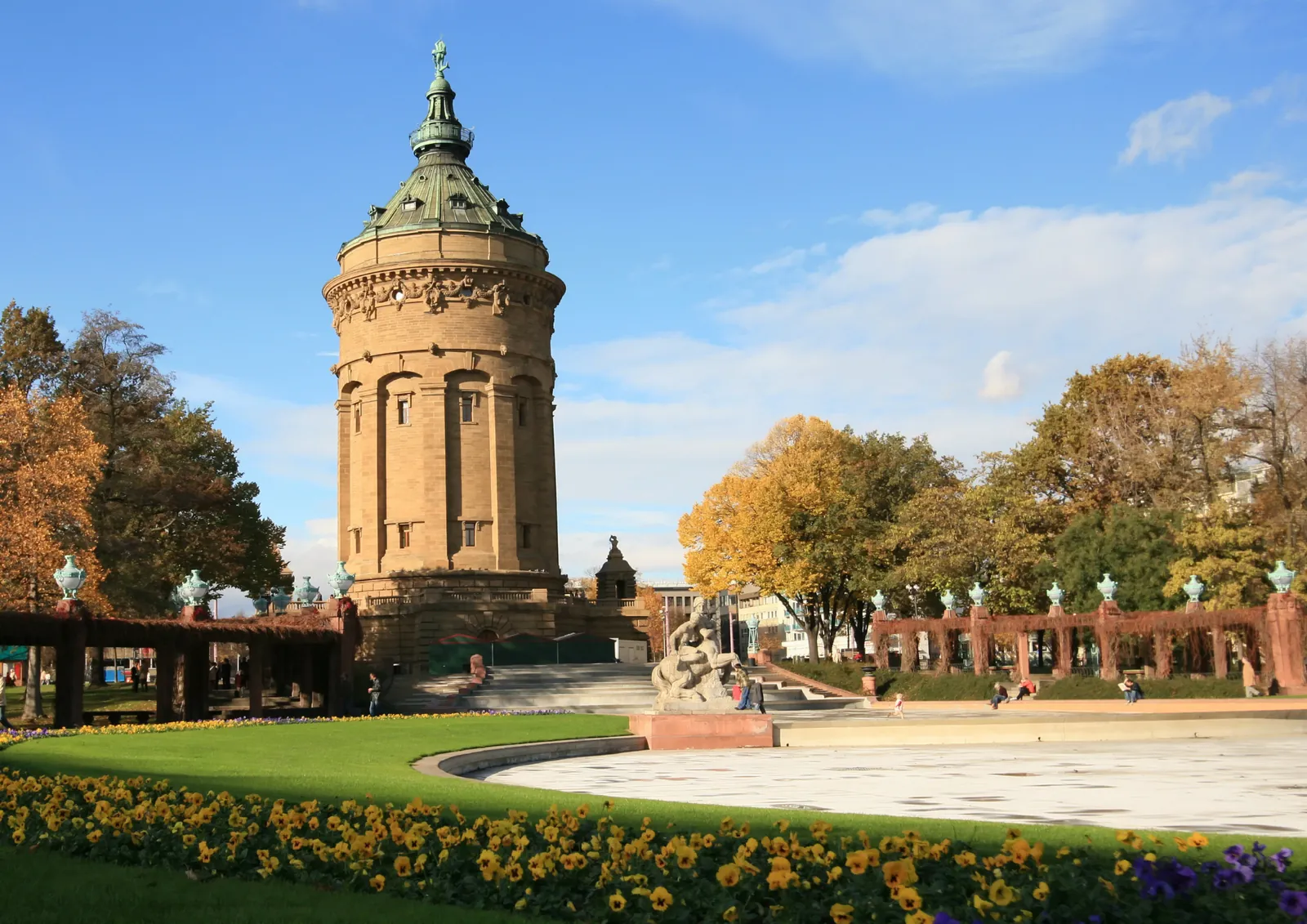 Der Mannheimer Wasserturm am Friedrichsplatz im Herbst